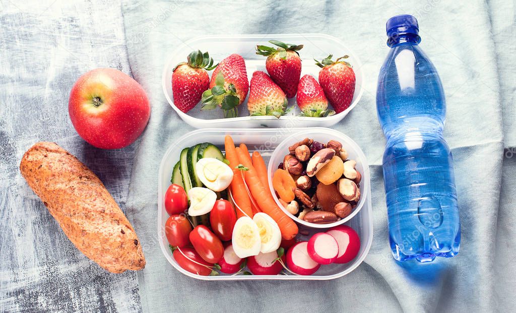 depositphotos_191698732-stock-photo-school-healthy-lunch-boxes